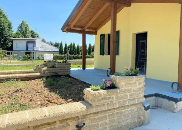 37x25x11 tufo bugnato giallo - Modena