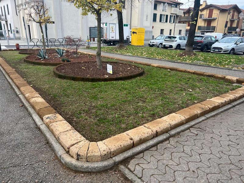 Vedi le altre foto - Bordura Mezzaluna Marrone Crescent Brown Border Tuff Stone