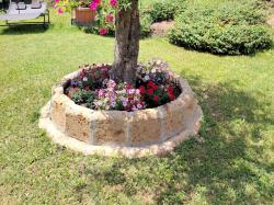 MEDIUM CIRCULAR FLOWERBED With Base